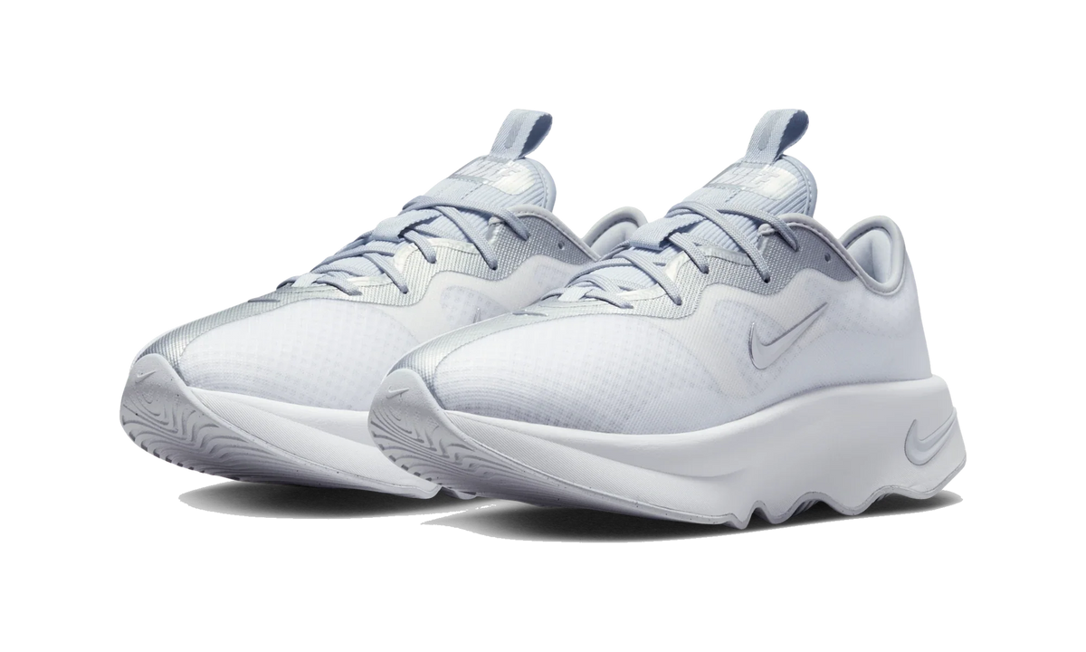 Overkicks - Nike Motiva 2 White Metallic Silver (Womens) (II7278-101) - vista trasera
