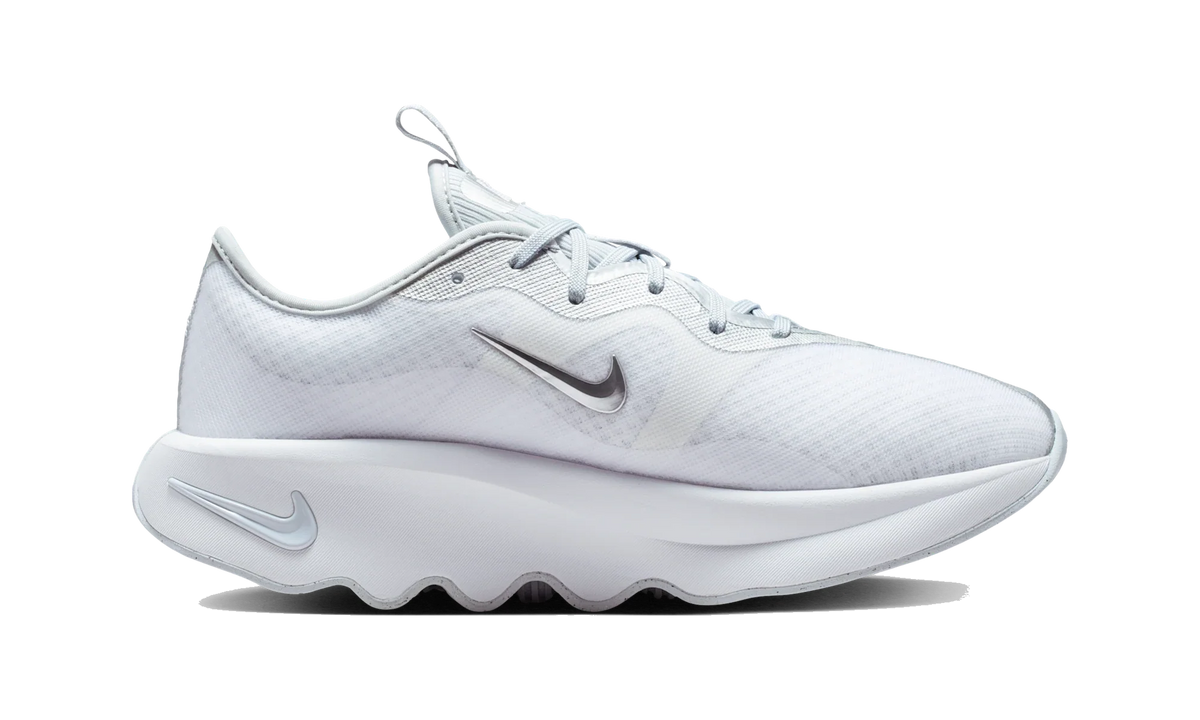Overkicks - Nike Motiva 2 White Metallic Silver (Womens) (II7278-101) - detalle suela