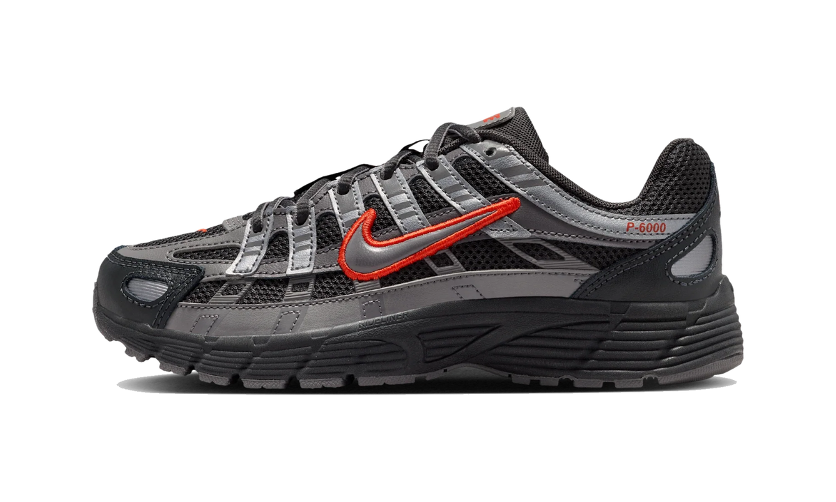 Overkicks - Nike P-6000 Anthracite Picante Red Metallic Cool Grey (GS) (HV5064-019) - vista lateral