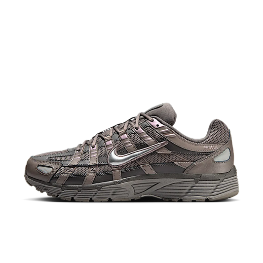 Overkicks - Nike P-6000 Cave Stone Medium Ash Flat Pewter Metallic Silver (CD6404-202) - vista lateral