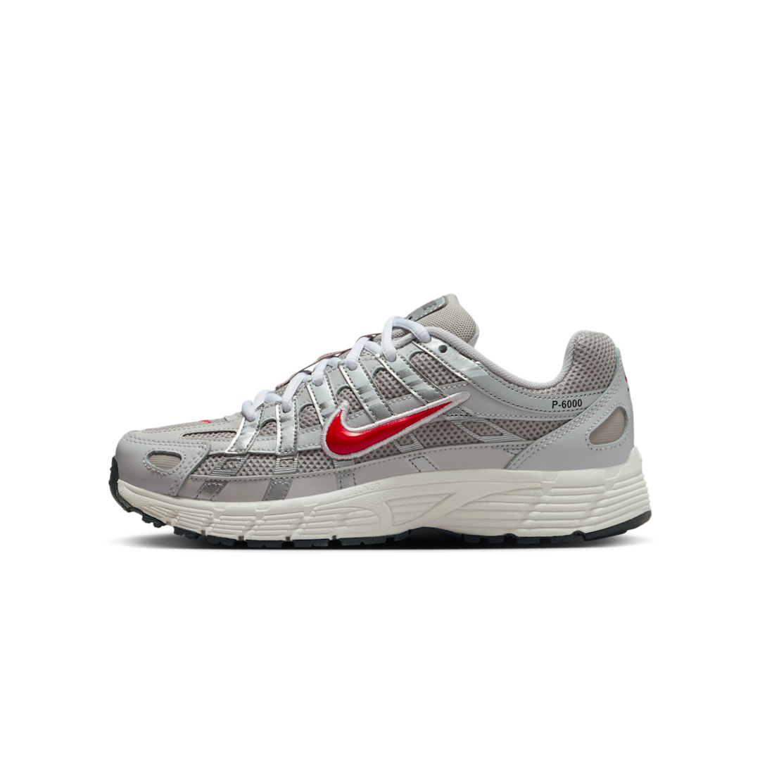 Overkicks - Nike P-6000 College Grey Phantom Fire Red (GS) (HV5064-009) - vista lateral