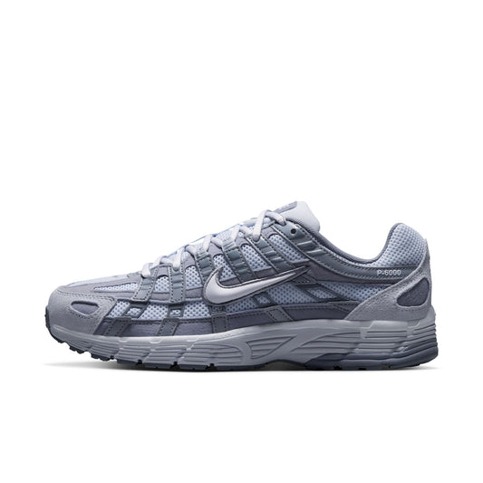 Overkicks - Nike P-6000 Football Grey/Football Grey/Stealth (Womens) (IV2501-001) - vista lateral