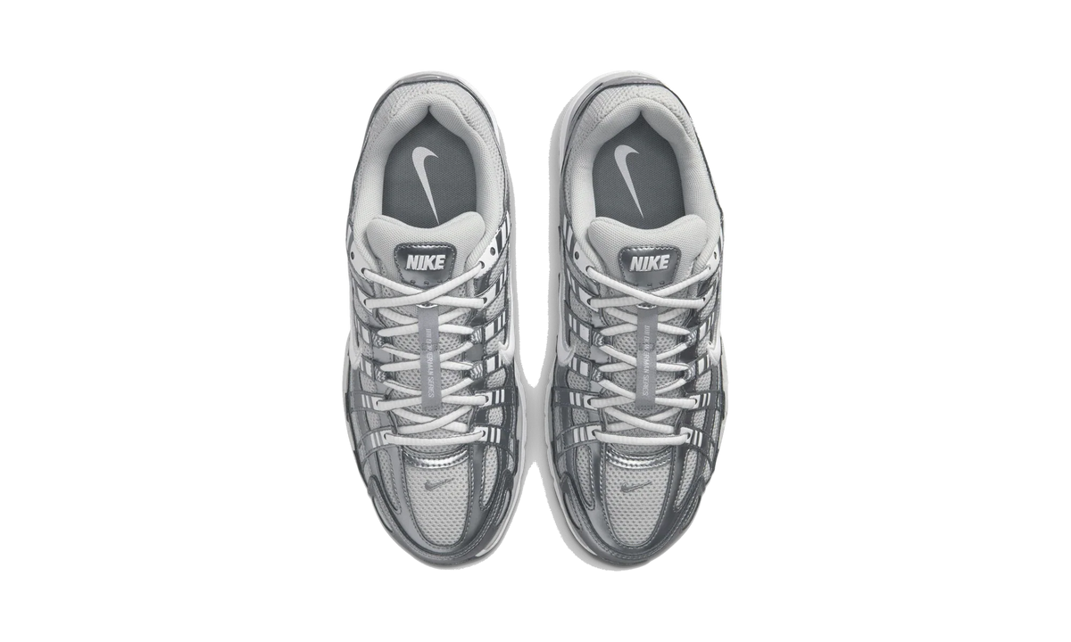 Overkicks - Nike P-6000 Grey Fog Metallic Cool Grey (Womens) (IO3496-001) - vista superior