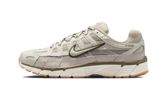 Overkicks - Nike P-6000 Light Bone Medium Olive Gum (Womens) (BV1021-016) - vista lateral