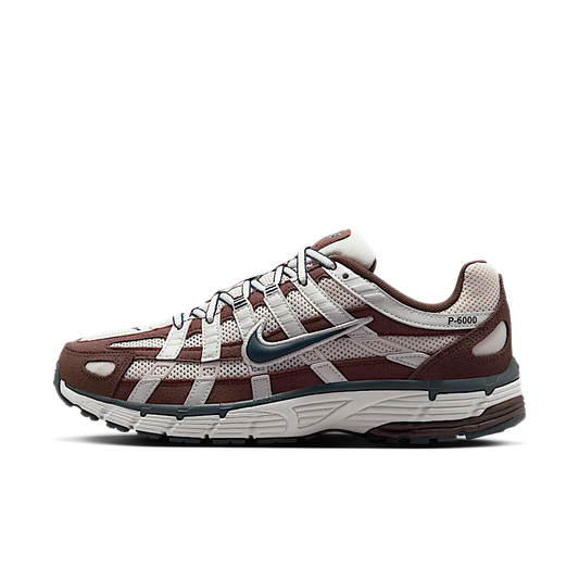 Overkicks - Nike P-6000 Phantom Baroque Brown Metallic Summit White Armory Navy (Womens) (HV8972-001) - vista lateral