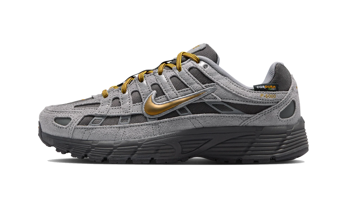 Overkicks - Nike P-6000 Premium Medium Ash Grey Golden Hops (GS) (IO4668-200) - vista lateral
