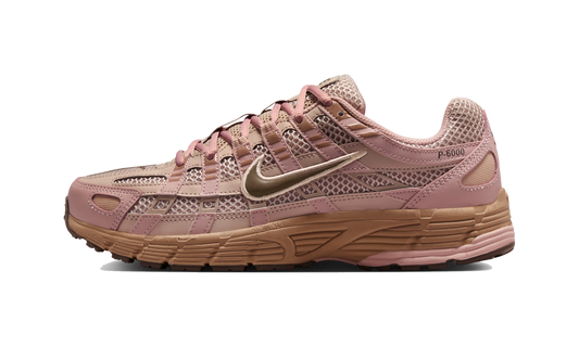Overkicks - Nike P-6000 SE Fossil Stone Hemp Pink Oxford Ironstone (Womens) (IF1756-200) - vista lateral