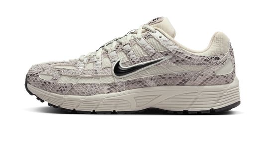 Overkicks - Nike P-6000 SE Snakeskin Light Bone Black (Womens) (IH4451-002) - vista lateral