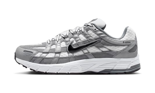 Overkicks - Nike P-6000 White Metallic Cool Grey Black (IR2004-100) - vista lateral