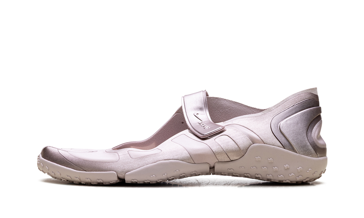 Overkicks - Nike Rift Satin SKIMS Silt Red (Womens) (IQ7158-600) - vista lateral
