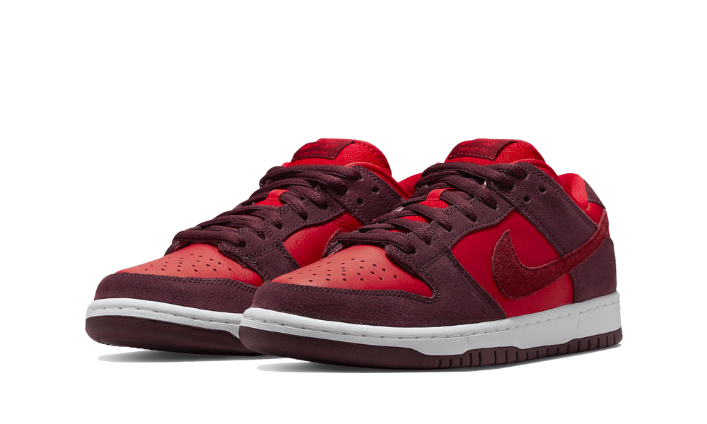Overkicks - Nike SB Dunk Low Cherry (DM0807-600) - vista trasera