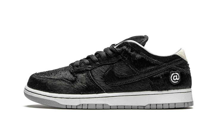Overkicks - Nike SB Dunk Low Medicom Toy (2020) (CZ5127-001) - vista lateral