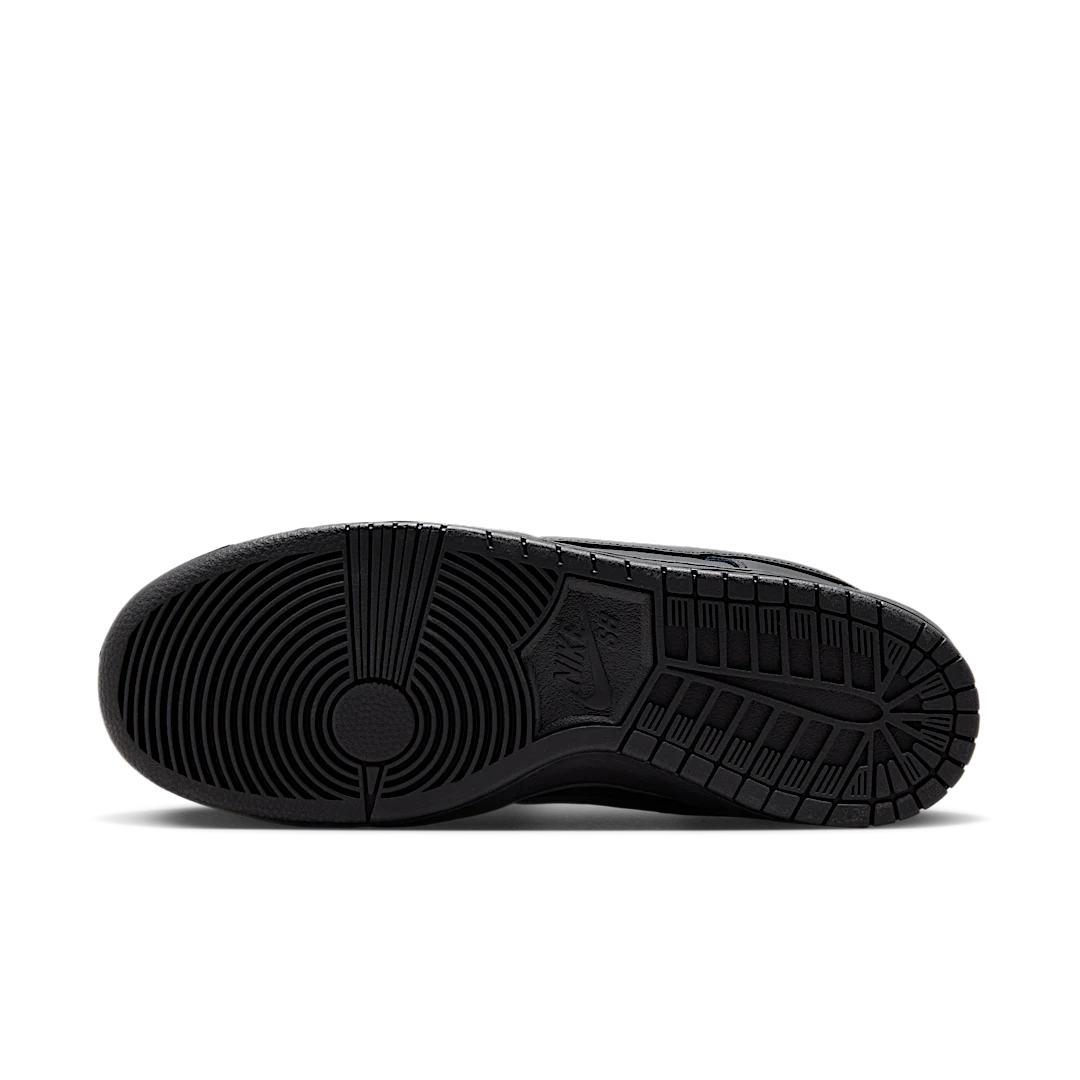 Overkicks - Nike SB Dunk Low Pro Triple Black (FJ1674-001) - detalle suela