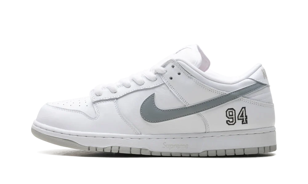 Overkicks - Nike SB Dunk Low Supreme 94 White Metallic Silver (HQ8487-100) - vista lateral