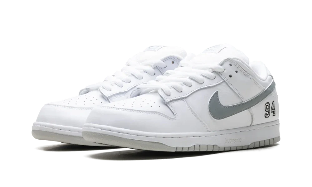 Overkicks - Nike SB Dunk Low Supreme 94 White Metallic Silver (HQ8487-100) - vista trasera