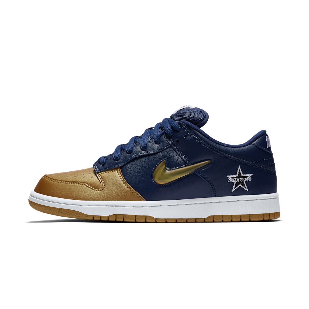 Overkicks - Nike SB Dunk Low Supreme Jewel Swoosh Gold (CK3480-700) - vista lateral