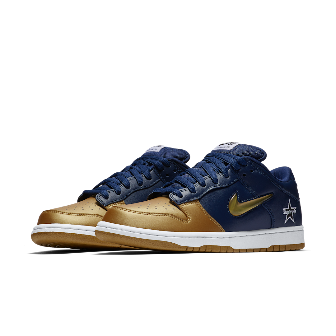 Overkicks - Nike SB Dunk Low Supreme Jewel Swoosh Gold (CK3480-700) - vista trasera