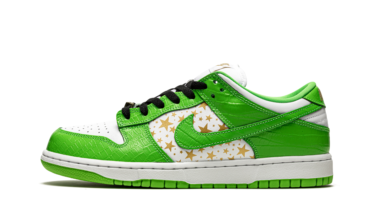 Overkicks - Nike SB Dunk Low Supreme Stars Mean Green (2021) (DH3228-101) - vista lateral