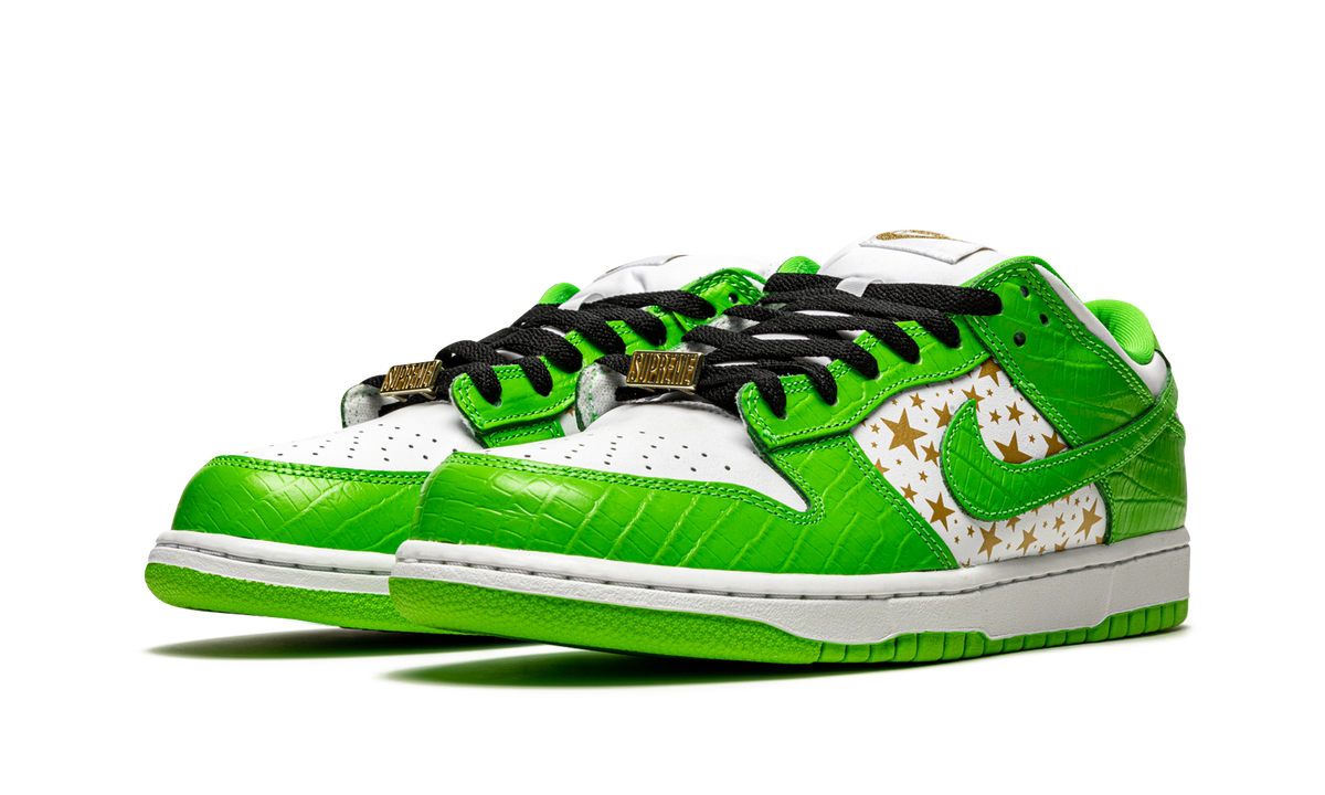 Overkicks - Nike SB Dunk Low Supreme Stars Mean Green (2021) (DH3228-101) - vista trasera