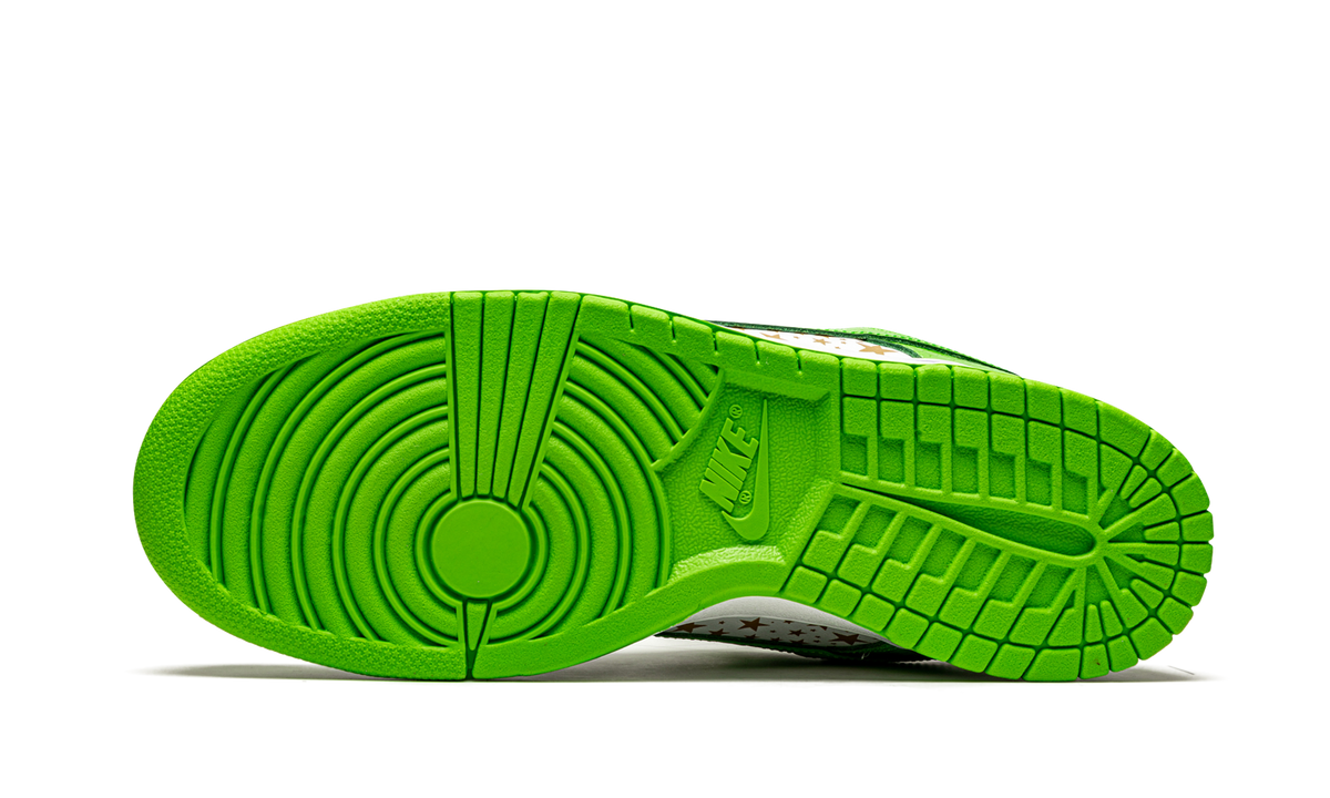 Overkicks - Nike SB Dunk Low Supreme Stars Mean Green (2021) (DH3228-101) - vista superior