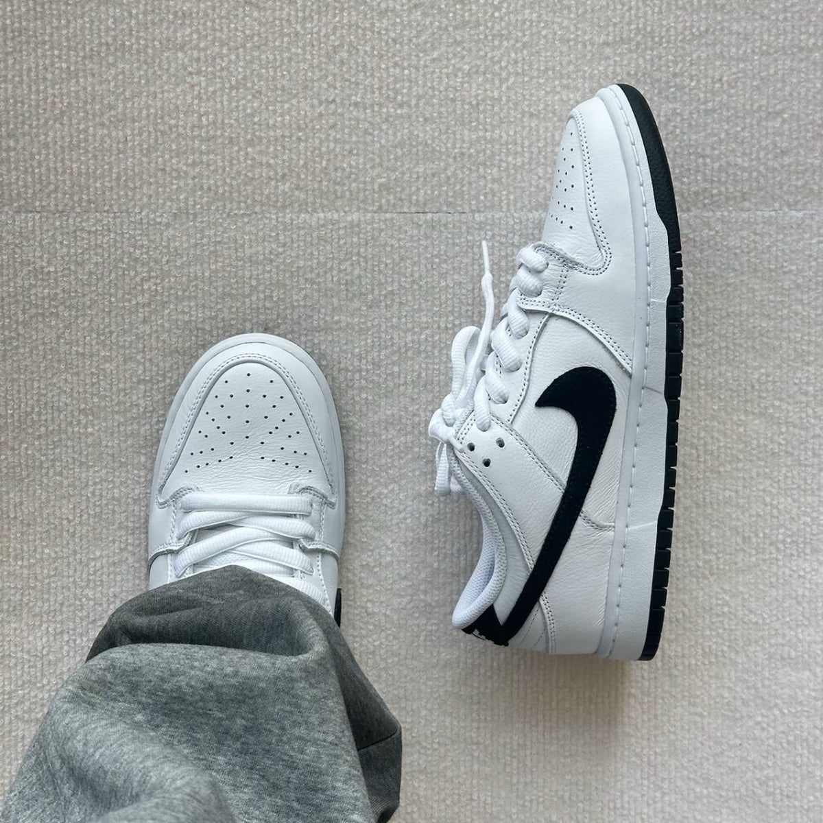 Overkicks - Nike SB Dunk Low White Black (HF3704-100) - vista trasera
