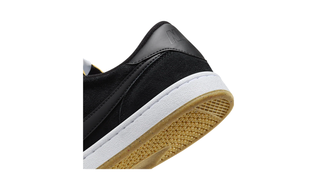 Overkicks - Nike SB FC Classic Black White Vivid Orange (909096-001) - detalle
