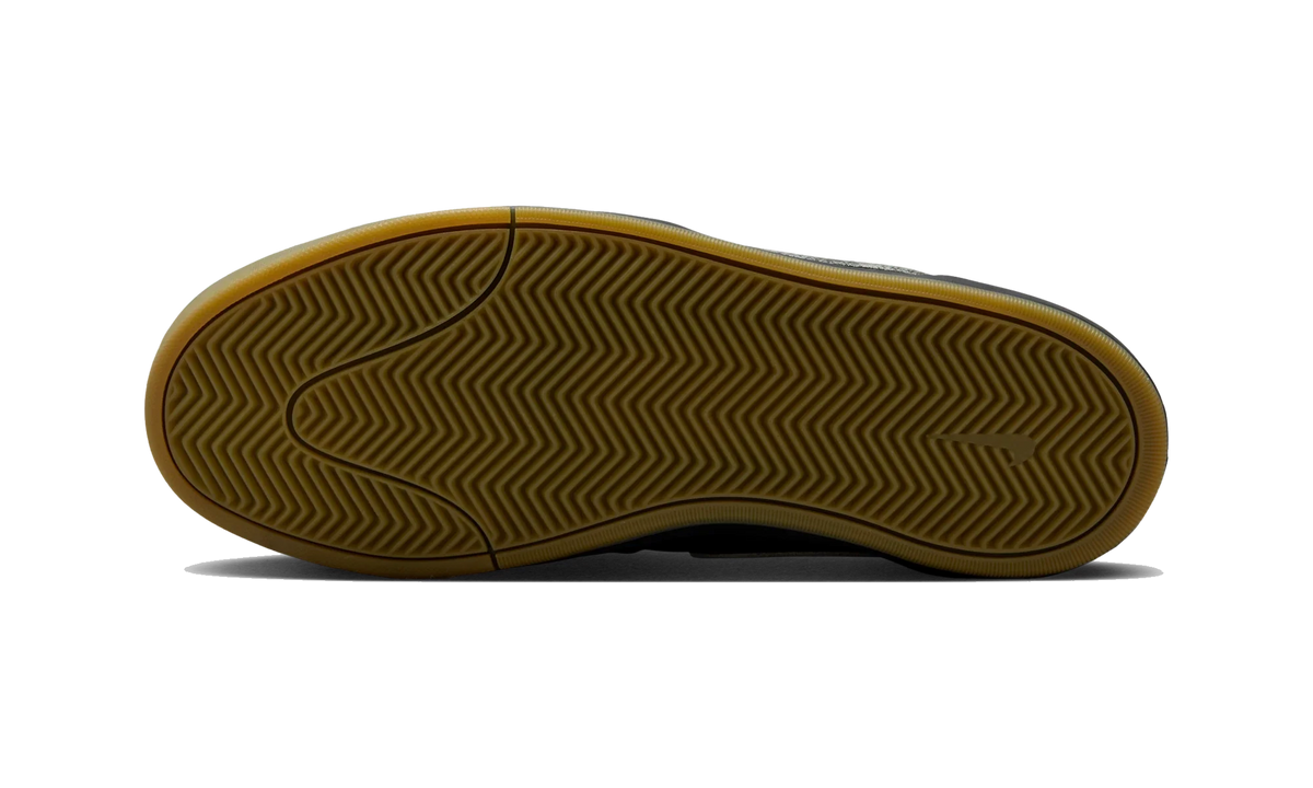 Overkicks - Nike SB React Leo Black Gum (DX4361-005) - par completo