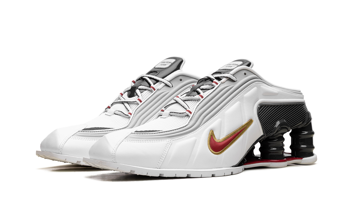 Overkicks - Nike Shox MR4 Mule Martine Rose Metallic Platinum Varsity Red (Womens) (IM5420-100) - vista trasera