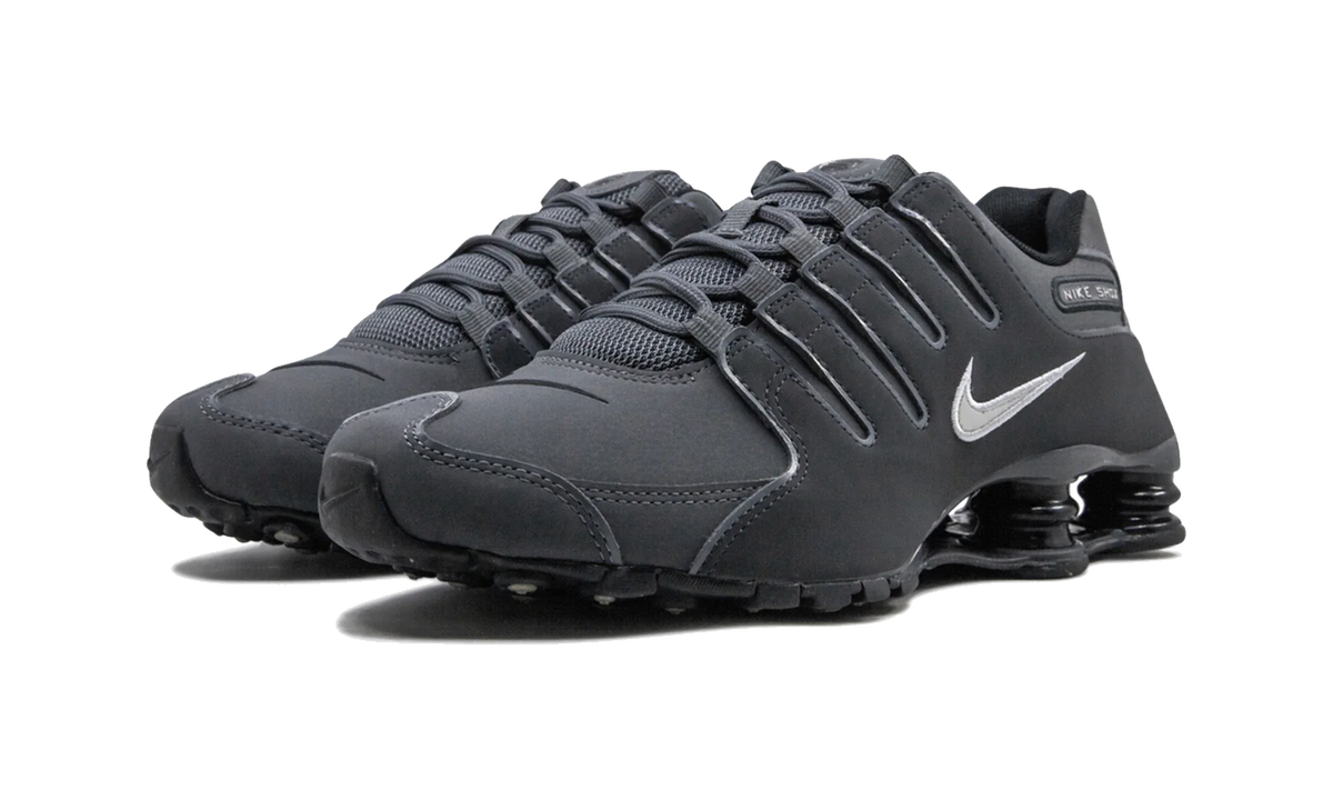 Overkicks - Nike Shox NZ Dark Grey (378341-059) - vista trasera