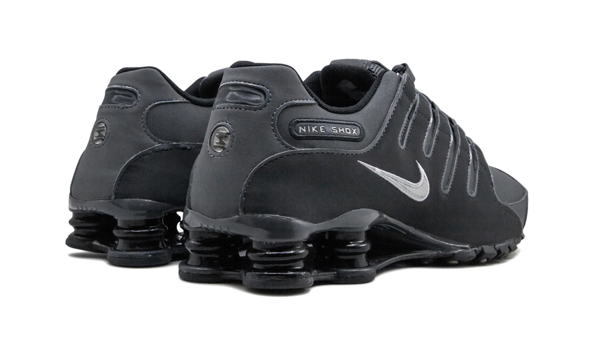 Overkicks - Nike Shox NZ Dark Grey (378341-059) - par completo