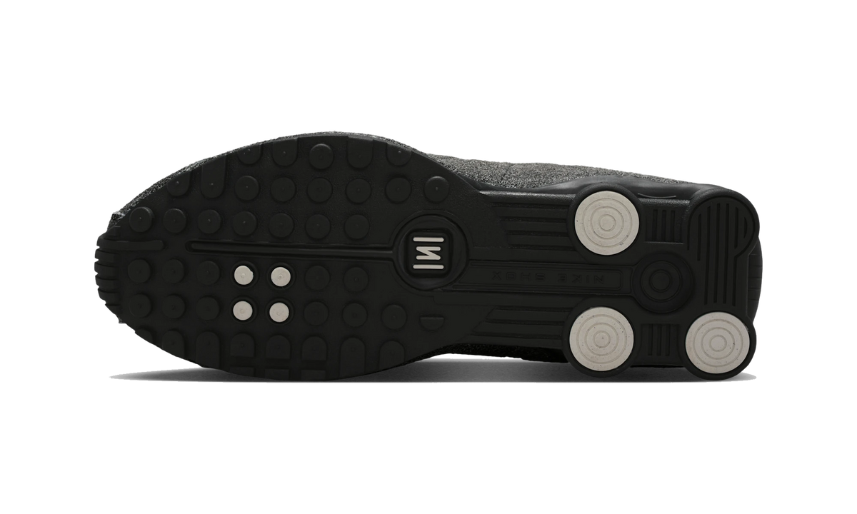 Overkicks - Nike Shox R4 Black Distressed Leather (IO4544-002) - par completo