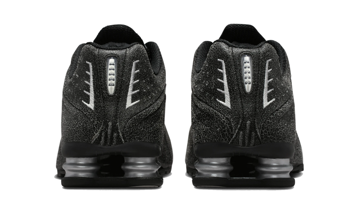 Overkicks - Nike Shox R4 Black Distressed Leather (IO4544-002) - detalle talón