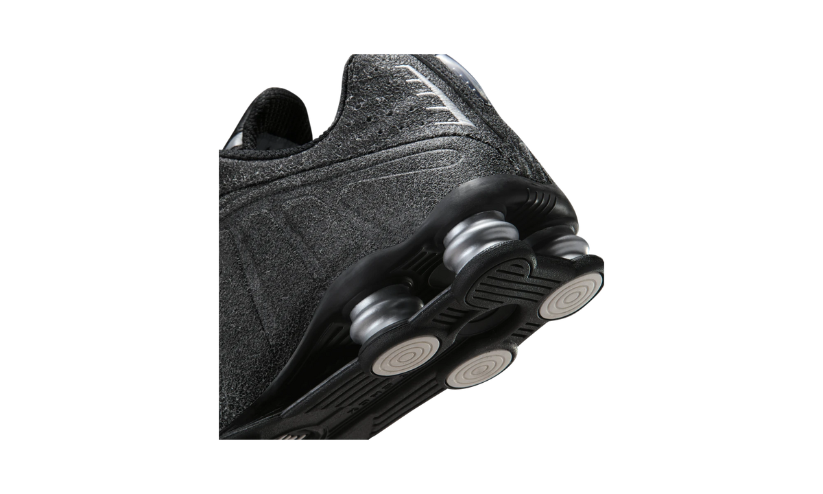 Overkicks - Nike Shox R4 Black Distressed Leather (IO4544-002) - detalle