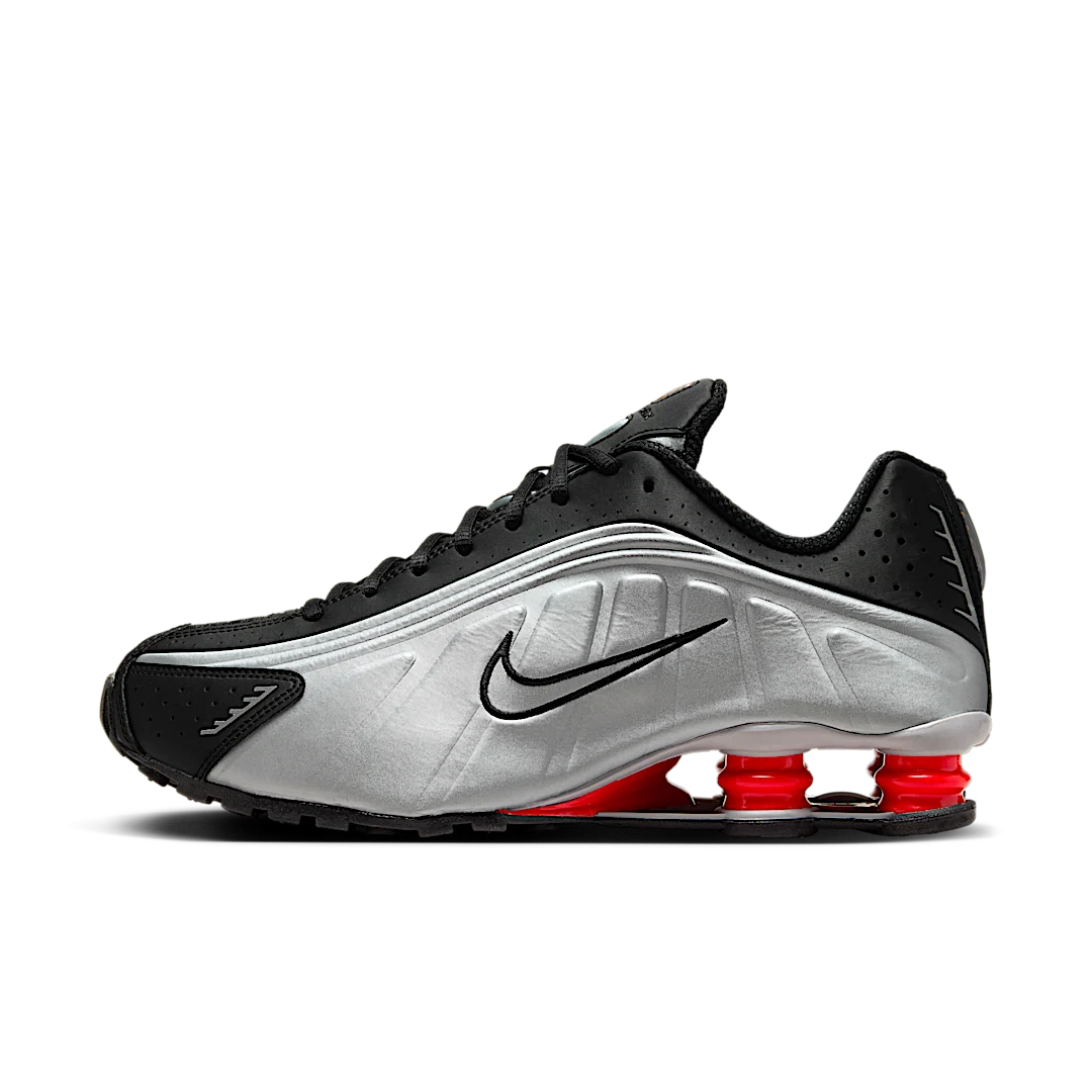 Overkicks - Nike Shox R4 Black Metallic Silver (2018 2024) (BV1111-008) - vista lateral