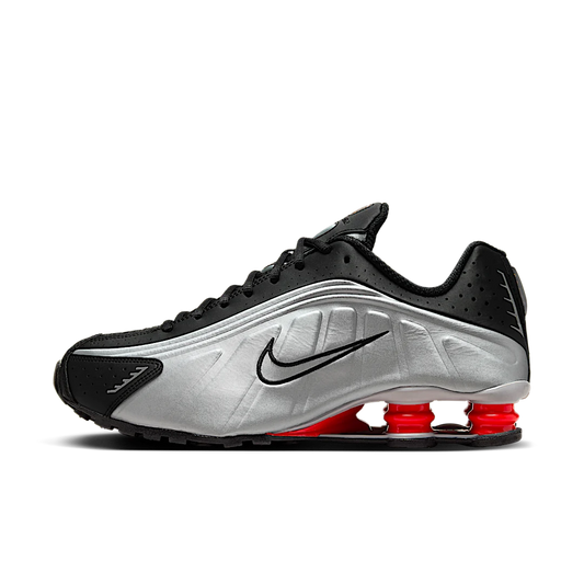 Overkicks - Nike Shox R4 Black Metallic Silver (2018 2024) (BV1111-008) - vista lateral