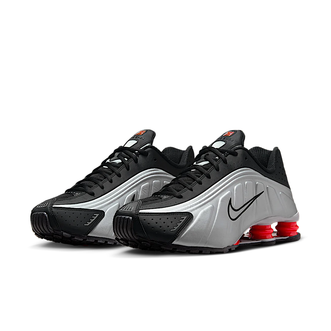 Overkicks - Nike Shox R4 Black Metallic Silver (2018 2024) (BV1111-008) - vista trasera