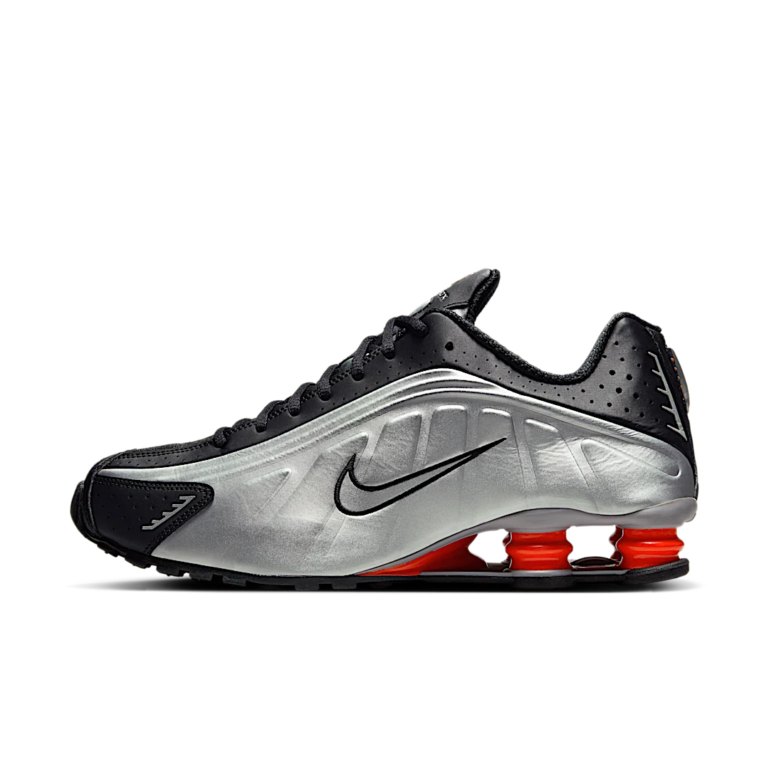 Overkicks - Nike Shox R4 Black Metallic Silver (2025) (HQ1988-002) - vista lateral