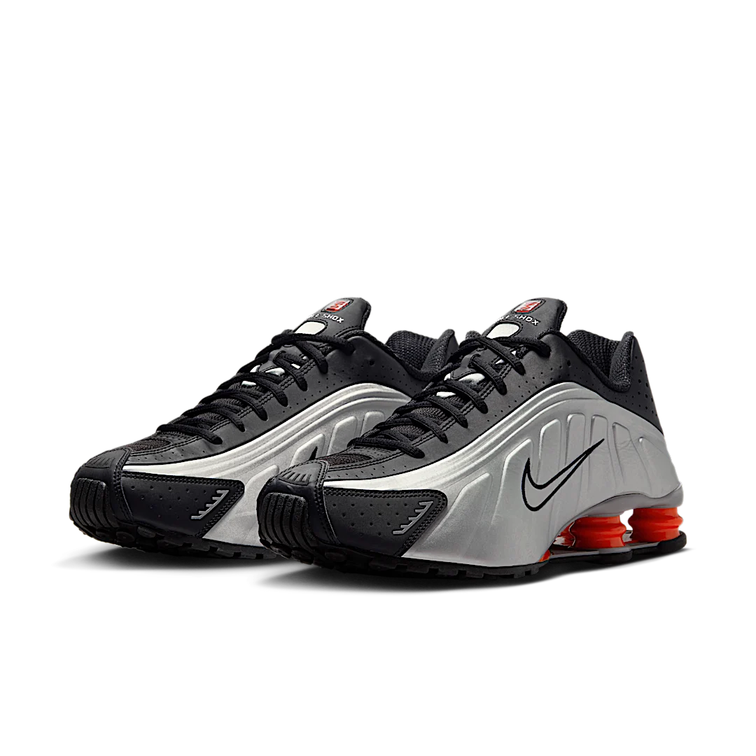 Overkicks - Nike Shox R4 Black Metallic Silver (2025) (HQ1988-002) - vista trasera