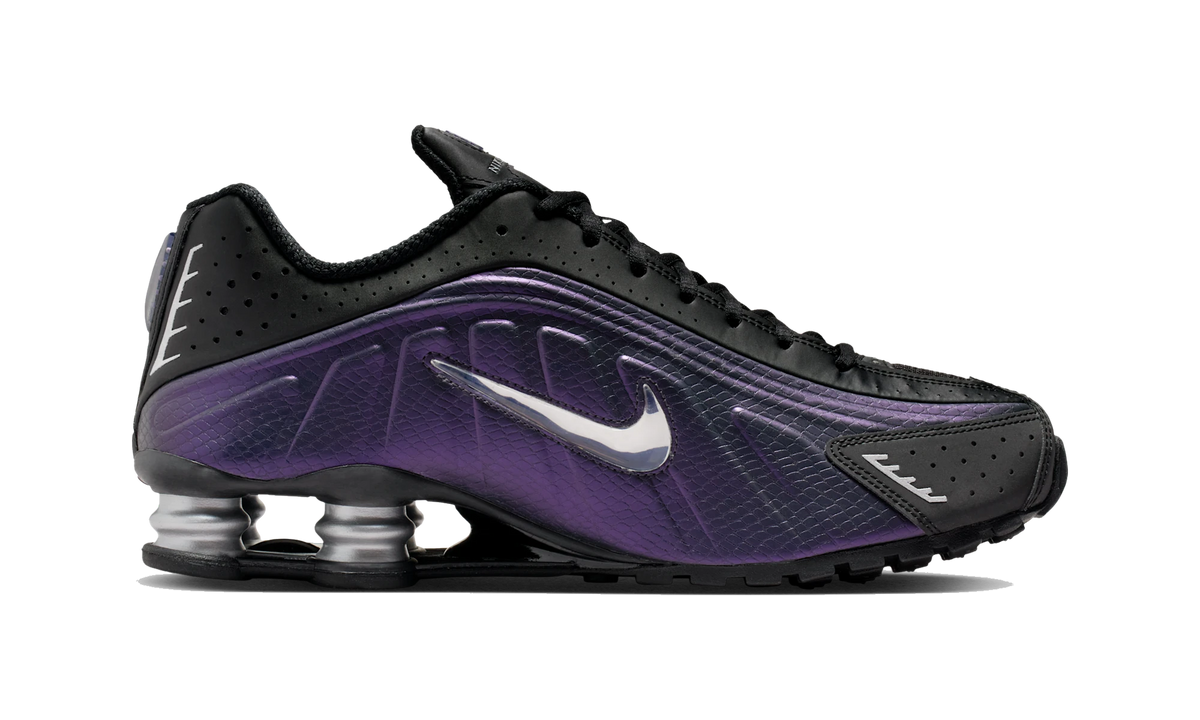 Overkicks - Nike Shox R4 Black Metallic Silver Purple Dynasty (IO4546-002) - detalle suela