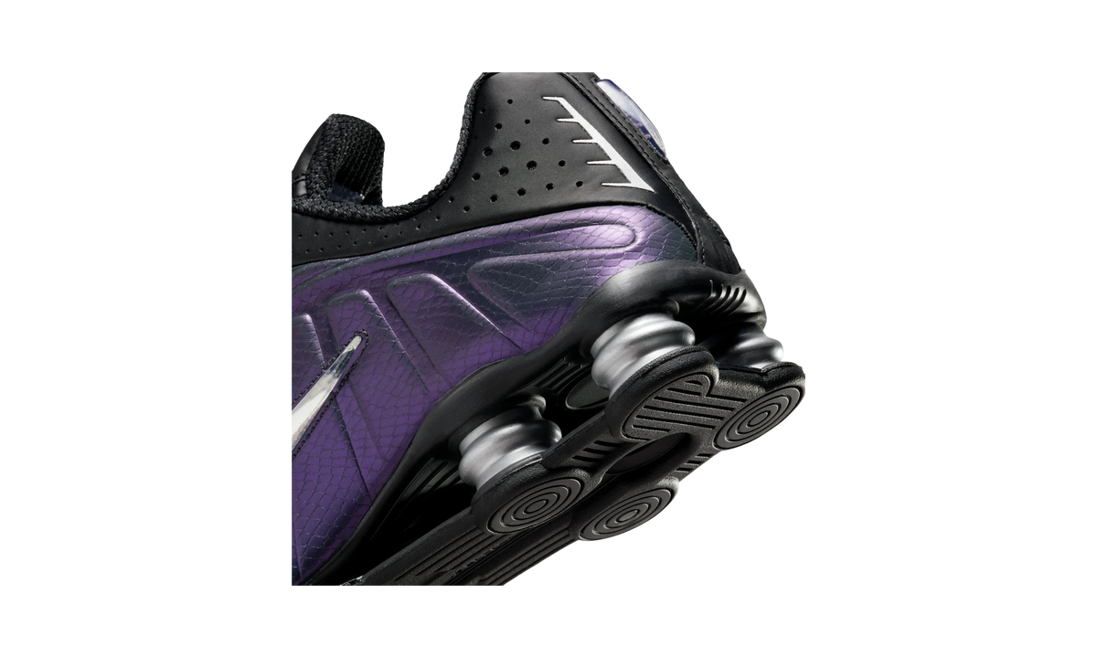 Overkicks - Nike Shox R4 Black Metallic Silver Purple Dynasty (IO4546-002) - detalle
