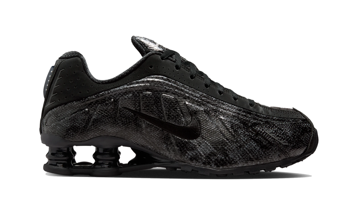 Overkicks - Nike Shox R4 Black Snakeskin (IM6050-001) - detalle suela