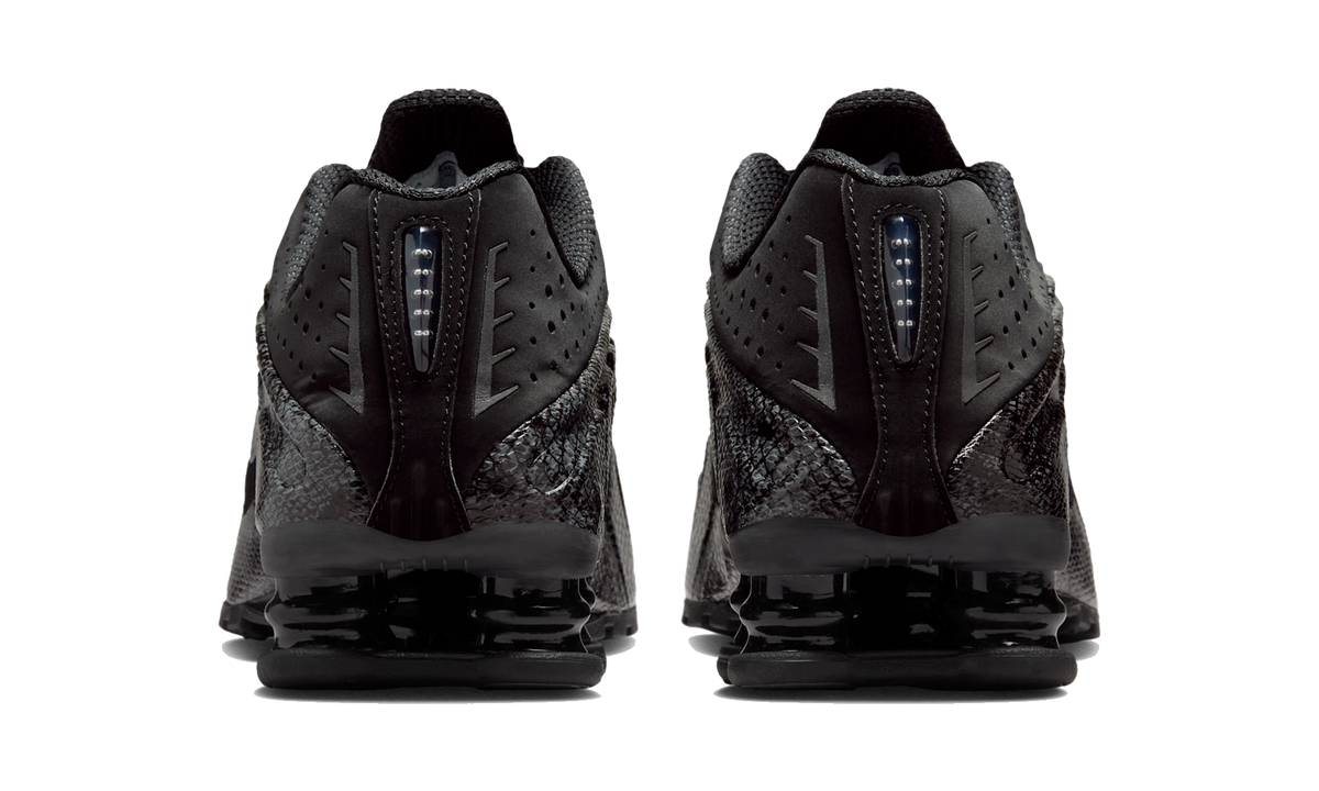 Overkicks - Nike Shox R4 Black Snakeskin (IM6050-001) - detalle talón