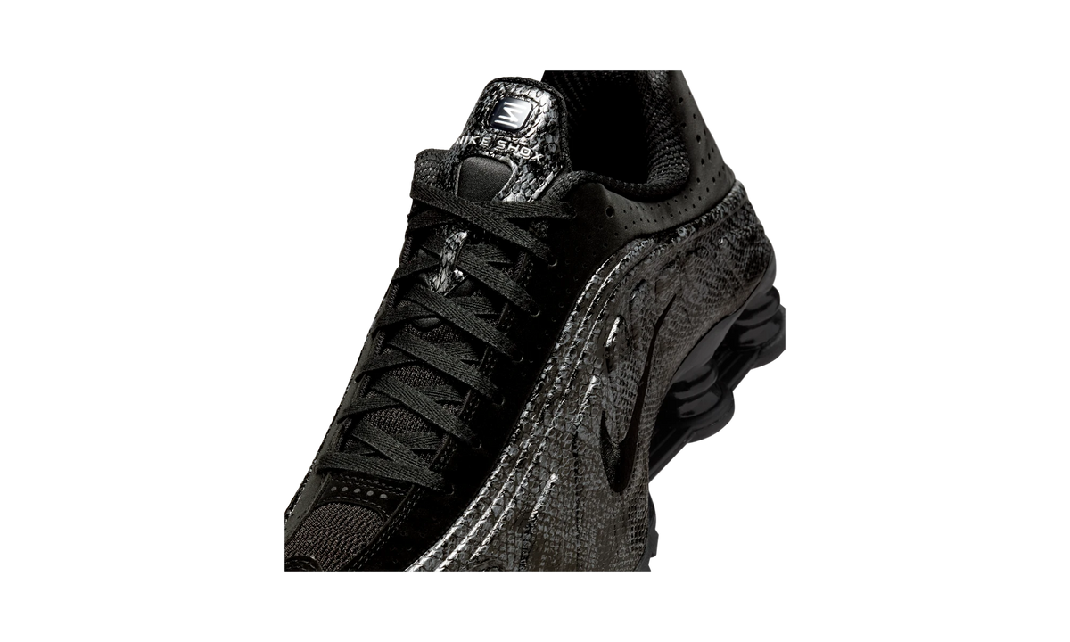 Overkicks - Nike Shox R4 Black Snakeskin (IM6050-001) - detalle lateral interior