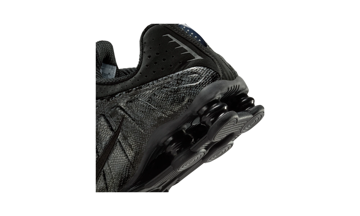 Overkicks - Nike Shox R4 Black Snakeskin (IM6050-001) - detalle