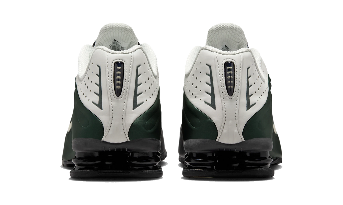Overkicks - Nike Shox R4 Black Spruce (HQ1988-300) - detalle talón