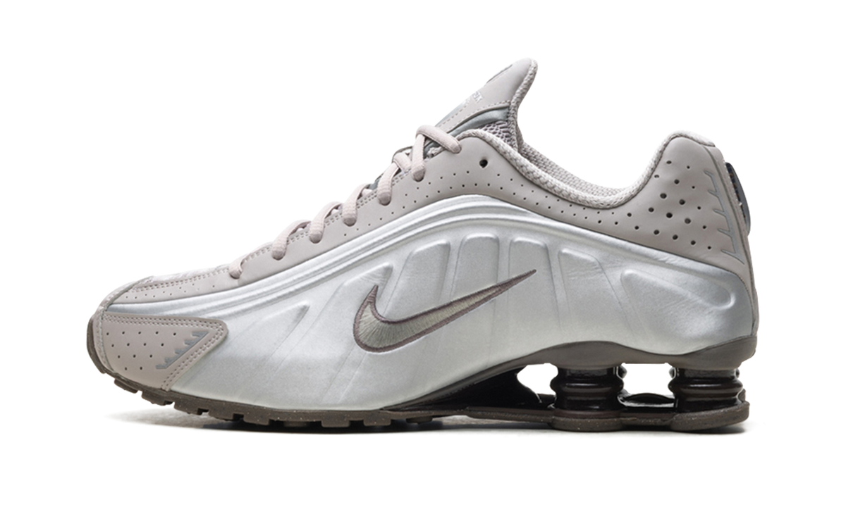 Overkicks - Nike Shox R4 Cave Stone (HQ1988-200) - vista lateral