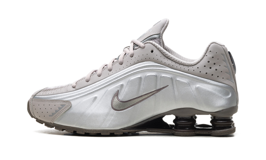 Overkicks - Nike Shox R4 Cave Stone (HQ1988-200) - vista lateral