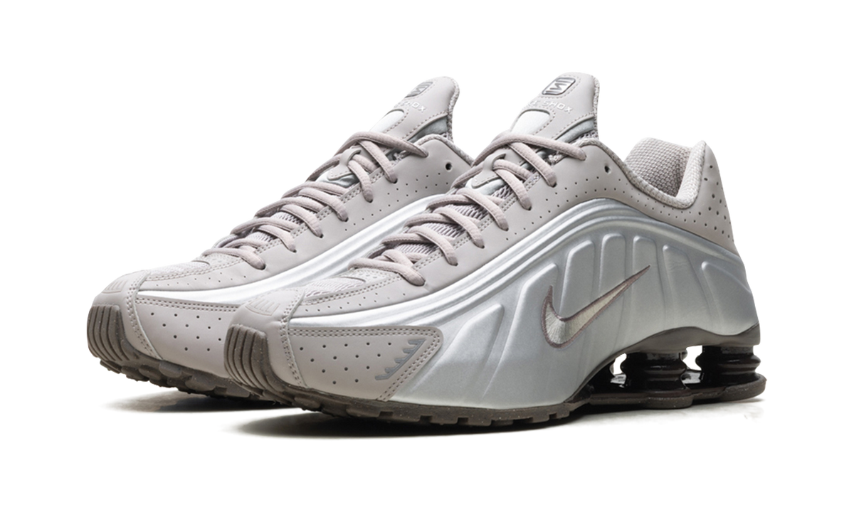 Overkicks - Nike Shox R4 Cave Stone (HQ1988-200) - vista trasera