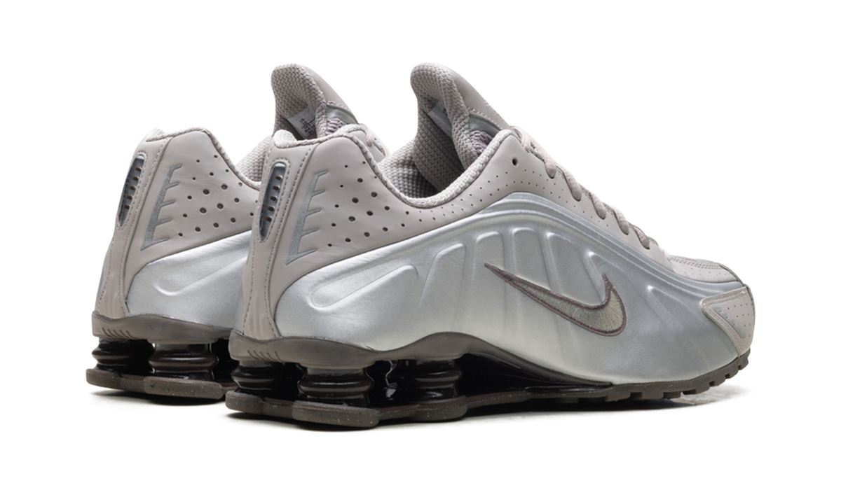Overkicks - Nike Shox R4 Cave Stone (HQ1988-200) - par completo