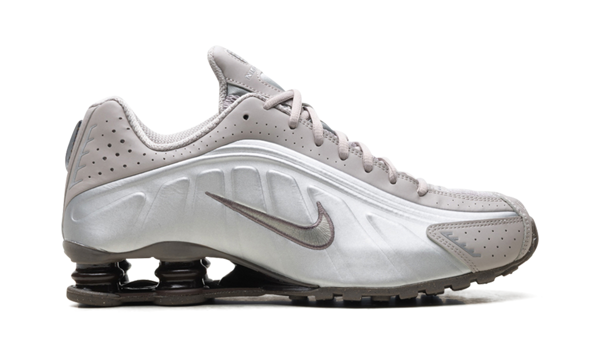 Overkicks - Nike Shox R4 Cave Stone (HQ1988-200) - detalle talón